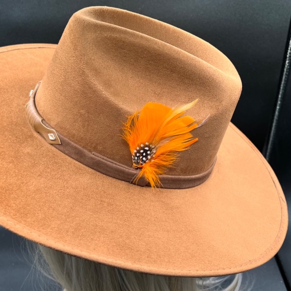 H01 HAT California shape in camel suede with orange feather  display picture 2